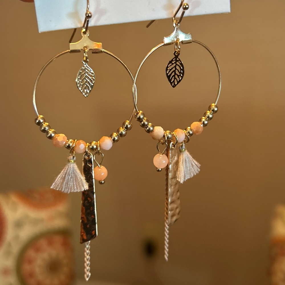 👠🍒Dainty Decorated Drop Hoops in Gold Tone, light fringe, hammered metal & chain